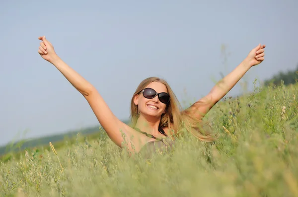 Frau mit Brille auf dem Feld — Stockfoto