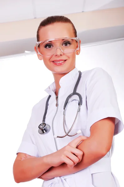 Joven enfermera en uniforme blanco — Stockfoto