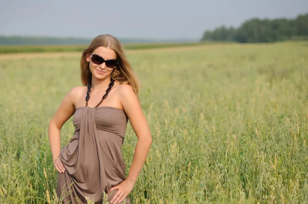 Женщина в очках в поле — стоковое фото