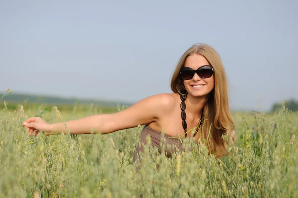 Mujer con gafas en el campo — Foto de Stock