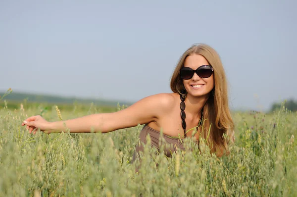 Donna con gli occhiali nel campo — Foto Stock