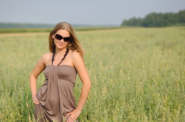 Mulher com óculos no campo — Fotografia de Stock