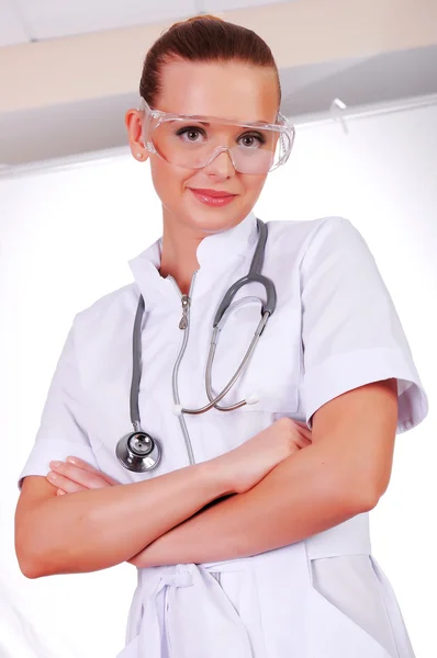 白い制服を着た若い看護婦さん — ストック写真
