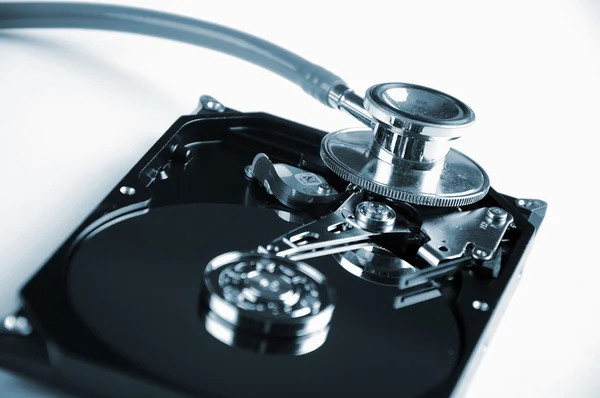 Pevný disk počítače a stetoskopem — Stock fotografie
