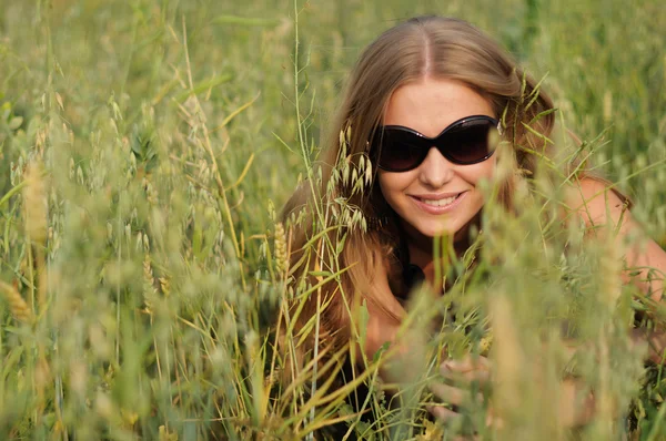 Mulher com óculos no campo — Fotografia de Stock