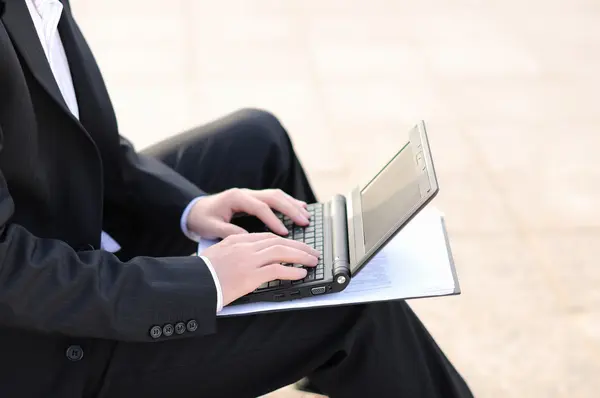 Чоловік працює на ноутбуці — стокове фото