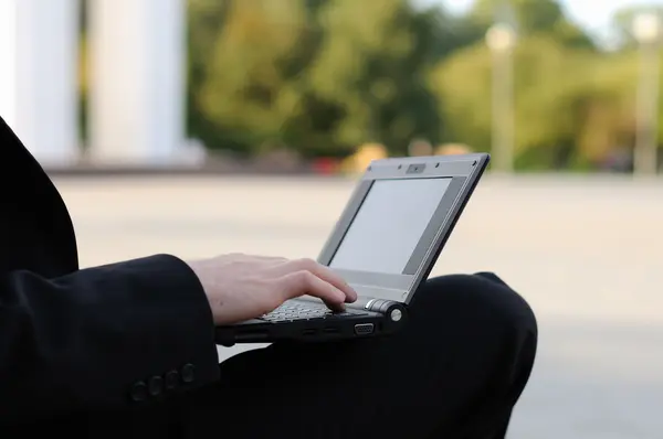 Homme travaillant sur un ordinateur portable — Photo
