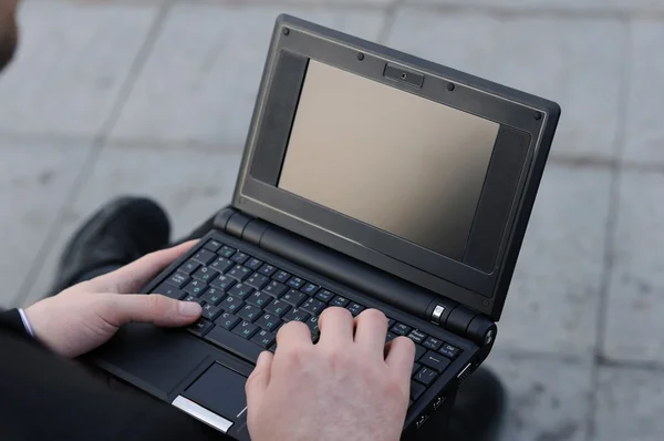 Homem trabalhando em um laptop — Fotografia de Stock