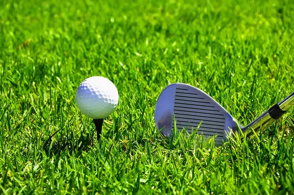 Мяч и клюшки для гольфа — стоковое фото