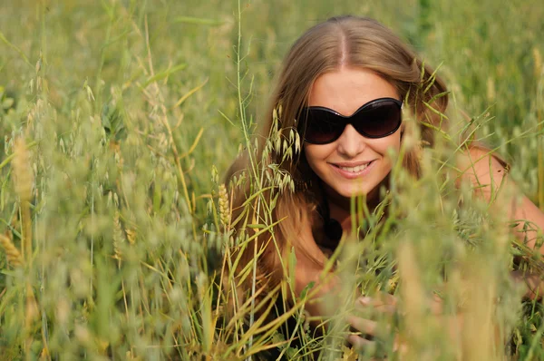 Kobieta w okularach w polu — Zdjęcie stockowe