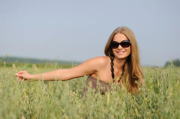 Kvinna med glasögon i fältet — Stockfoto