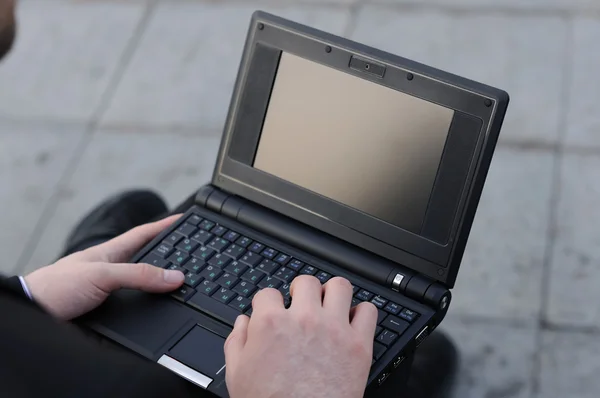 Férfi dolgozik egy laptop — Stock Fotó