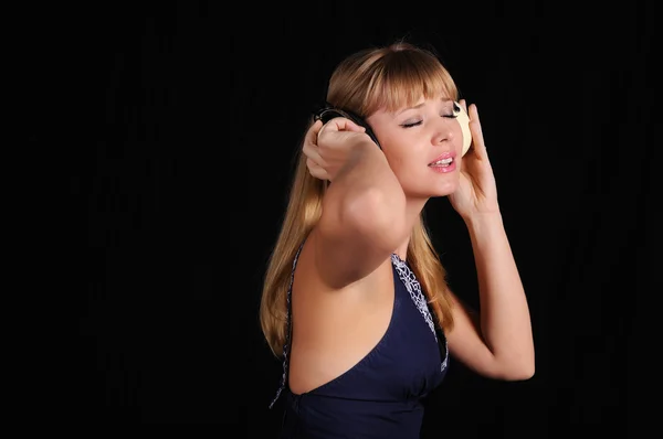 Νεαρό κορίτσι με ακουστικά — Φωτογραφία Αρχείου