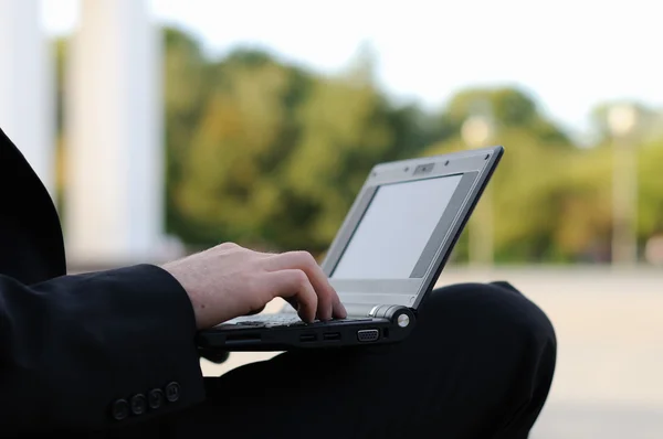 Homem trabalhando em um laptop — Fotografia de Stock