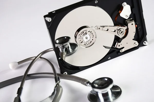 Жесткий диск компьютера и стетоскоп . — стоковое фото