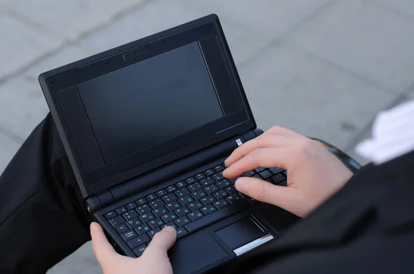 Człowiek pracujący na laptopie — Zdjęcie stockowe