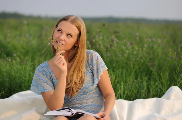 푸른 잔디에 앉아 여자 — 스톡 사진