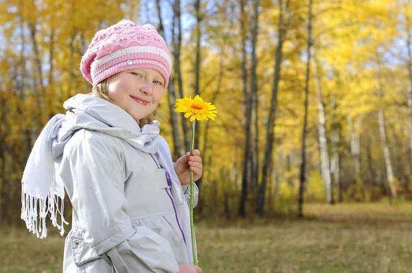 一朵黄色的花的小女孩 — 图库照片