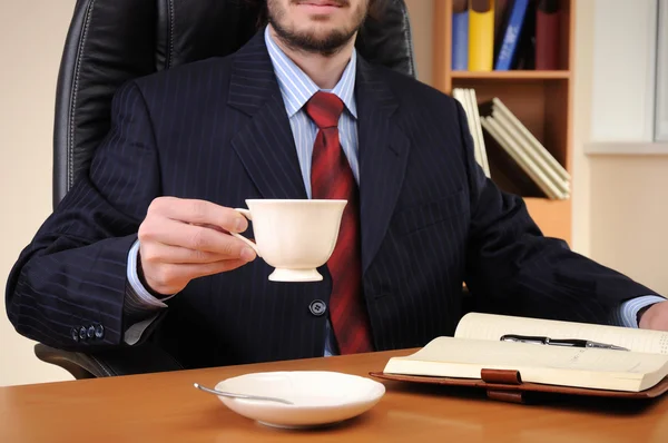オフィスで働く若いビジネスマン — ストック写真