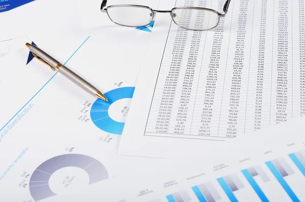 Tabeller och diagram av försäljning — Stockfoto