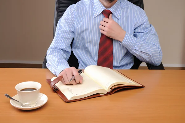 Jovem homem de negócios trabalhando em um escritório — Fotografia de Stock