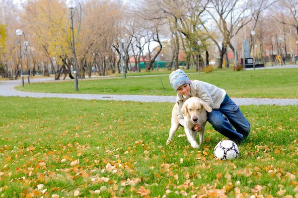 Ragazzo che gioca nel parco d'autunno — Foto Stock