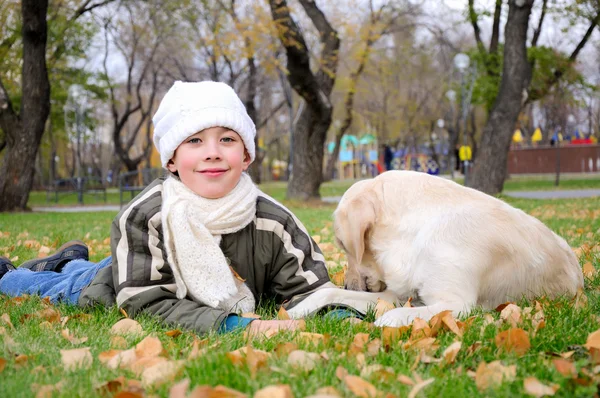 Boy playing in autumn park — Stock Photo, Image