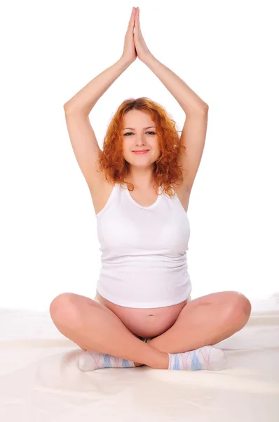 Jovem menina grávida de cabelos vermelhos — Fotografia de Stock