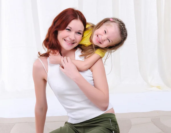 Giovane madre e figlia — Foto Stock