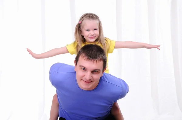 Młody ojciec ma zabawy z córką — Zdjęcie stockowe