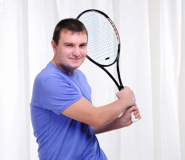 Jongeman met tennisracket — Stockfoto