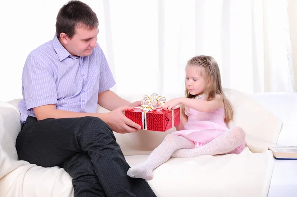 Father gives his young daughter — Stock Photo, Image