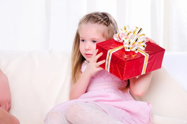 Little girl give a holiday gift — Stock Photo, Image