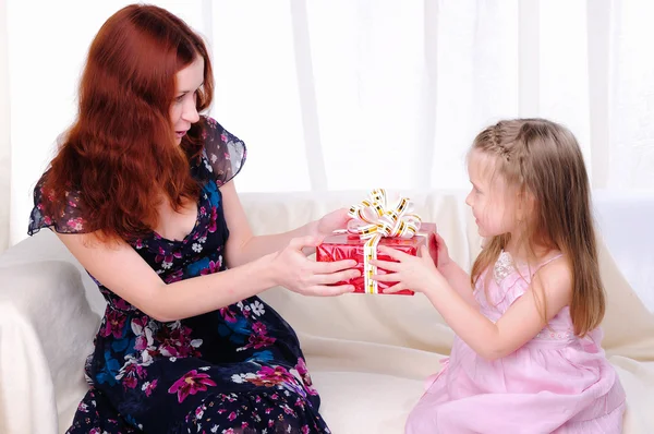 Küçük kız anne bir tatil hediye verir — Stok fotoğraf