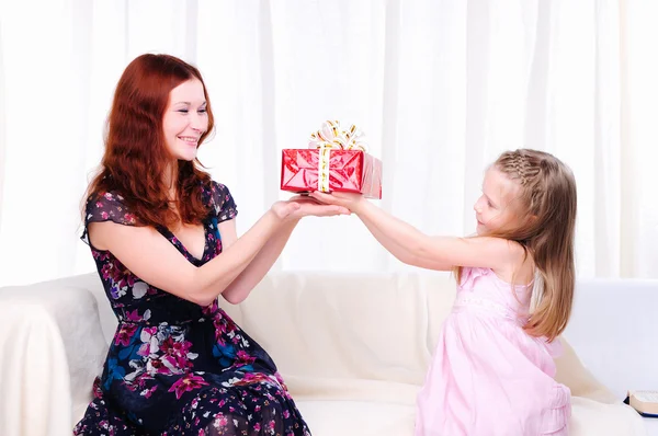 Μικρό κορίτσι μαμά δίνει ένα δώρο για τις γιορτές — Φωτογραφία Αρχείου