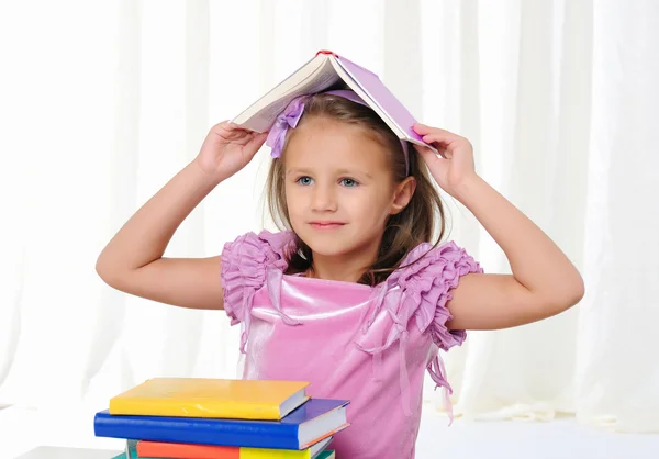 Κοριτσάκι μελετά λογοτεχνία — Φωτογραφία Αρχείου