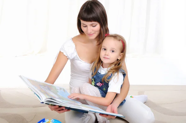 Young mother and her daughter — Stock Photo, Image