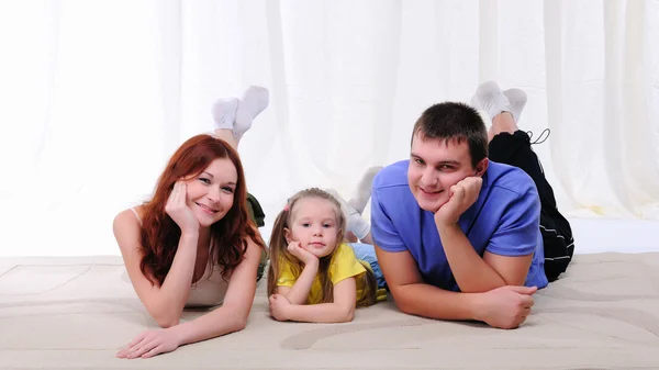 Mãe, um jovem pai e uma jovem filha — Fotografia de Stock