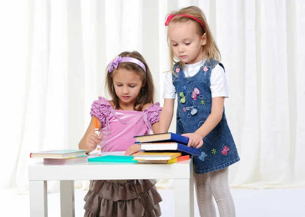 Kleine Mädchen studieren Literatur — Stockfoto