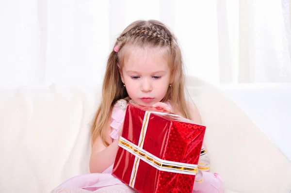 Holčička dát vánoční dárek — Stock fotografie
