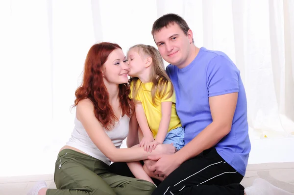 Madre, un padre joven y una hija joven — Foto de Stock
