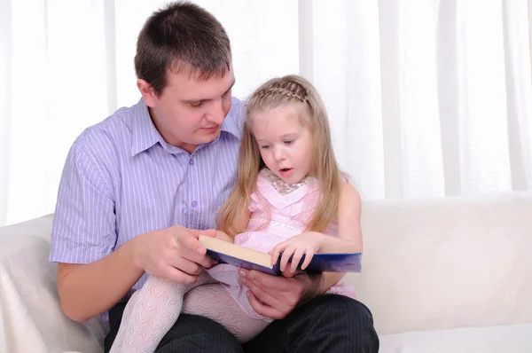 そびれた少女は父親の膝の上に座っています。 — ストック写真
