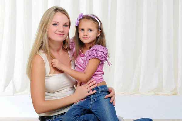 若い母親と彼女の若い娘 — ストック写真