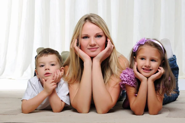 Jovem mãe, sua filha e filho — Fotografia de Stock