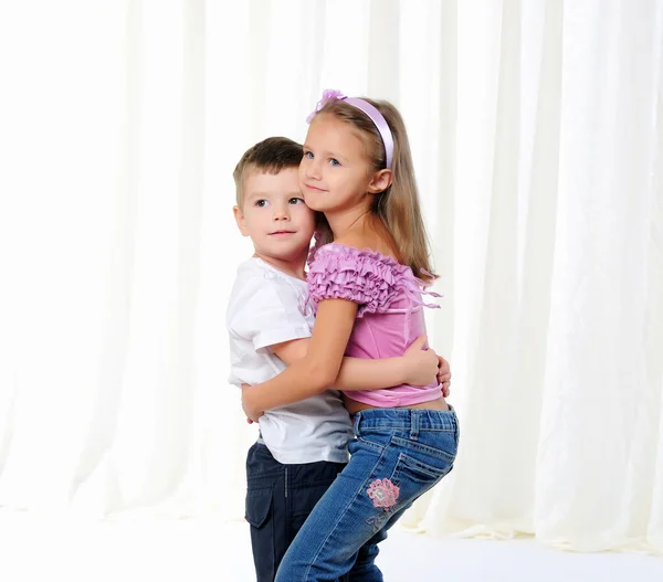 Giovane fratello e sorella — Foto Stock