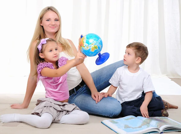 Giovane madre, sua figlia e giovane figlio — Foto Stock