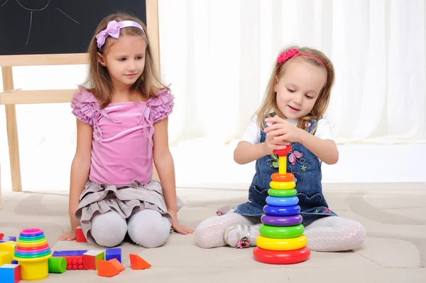 Zwei kleine Mädchen spielen — Stockfoto