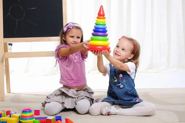 Дві маленькі дівчата грають — стокове фото