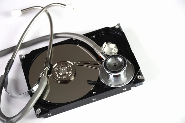 Жесткий диск компьютера и стетоскоп — стоковое фото