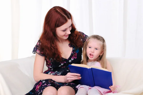 Menina e sua mãe leram um livro — Fotografia de Stock